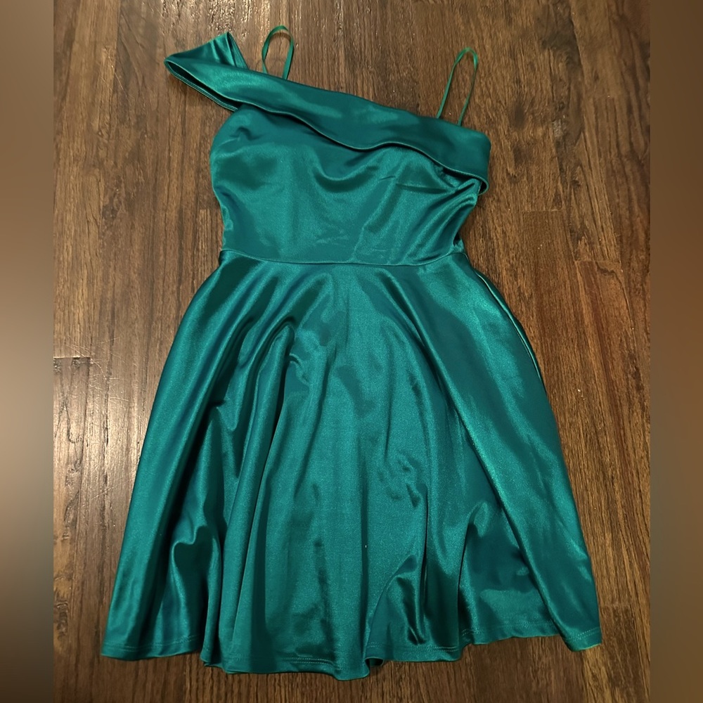 Green City Vibe dress, Size 3, *can be worn with or without the thin straps